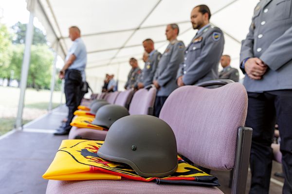 Vier symbolisch freigebliebene Stühle erinnerten an die postum Ausgezeichneten. Foto: Bundeswehr/Marco Dorow