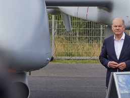 Beim Rundgang auf der ILA steht Bundekanzler Olaf Scholz vor einer Drohne Heron TP. Trotz demonstrativer Nähe des Regierungschefs zu den Streitkräften bietet die aktuelle Haushaltspolitik der Ampel-Koalition nur Magerkost für die Bundeswehr. Foto: picture alliance/Jörg Carstensen