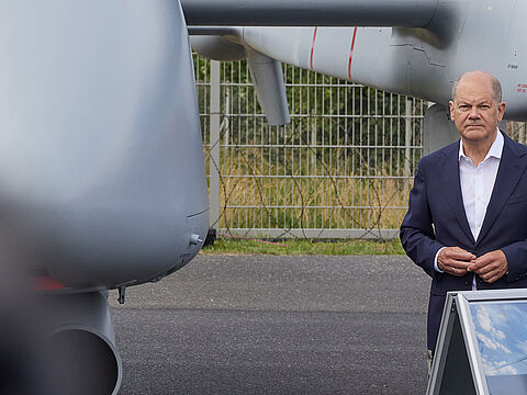 Beim Rundgang auf der ILA steht Bundekanzler Olaf Scholz vor einer Drohne Heron TP. Trotz demonstrativer Nähe des Regierungschefs zu den Streitkräften bietet die aktuelle Haushaltspolitik der Ampel-Koalition nur Magerkost für die Bundeswehr. Foto: picture alliance/Jörg Carstensen