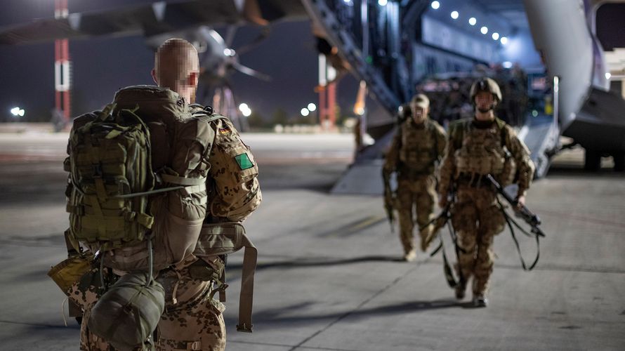 Es ist geschafft: Am Donnerstagabend landeten die letzten deutschen Soldatinnen und Soldaten in Taschkent - die Evakuierungsmission der Bundeswehr wurde damit zu einem erfolgreichen Ende gebracht. Foto: Bundeswehr/Tessensohn