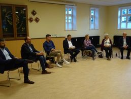 Teilnehmer der Podiumsdiskussion der KERH (von links): Jürgen Bachmann (DIE LINKE), Jan Wilhelm Pohlmann (CDU), Sascha Meier (BÜNDNIS 90/DIE GRÜNEN), Moderator Rudolf Schmelzer, Jana Bukacz (FDP), Sibylle Johst (AfD), Christian Bruno von Klobuczyriski (Freie Wähler). Foto: Ralf Pickenhan