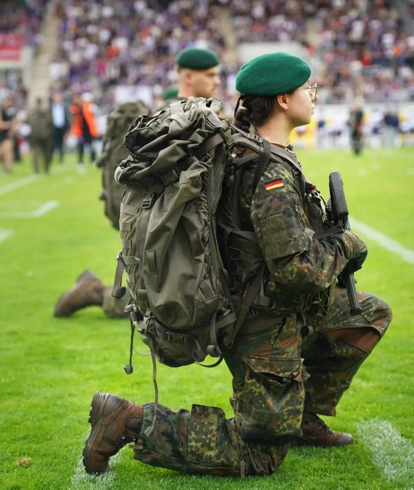 Salute the Troops: Soldatinnen und Soldaten des Jägerbataillons 1 am 01.06.2025 im Stadion beim Spiel des American Football Vereines Frankfurt Galaxy (Lars Brinkmann/LCB Photography)