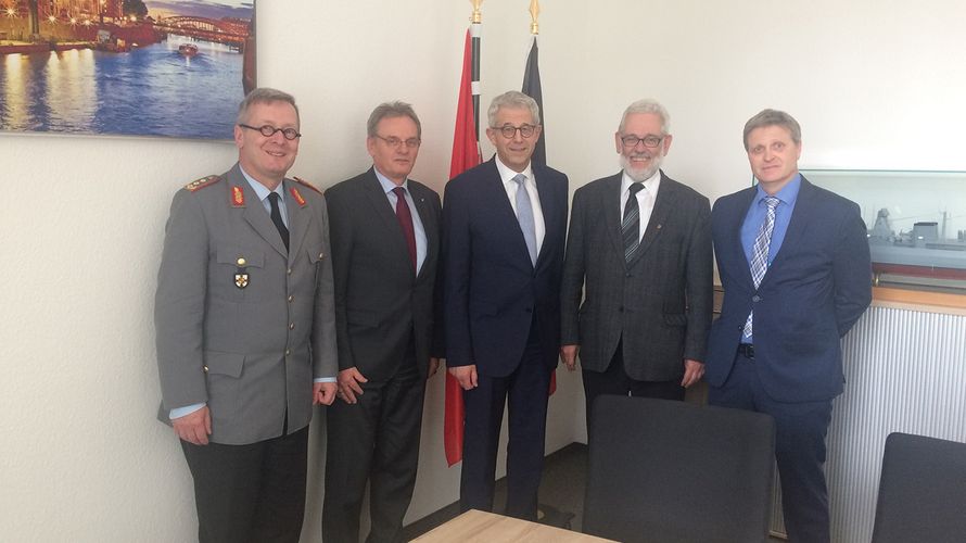 Erstes CESI-Gespräch  zum Thema PESCO: Generalleutnant Klaus von Heimendahl, Wolfram Kamm, Staatssekretär Gerd Hoofe, Thomas Sohst und CESI-Generalsekretär Klaus Heeger (v.l.) Foto: CESI