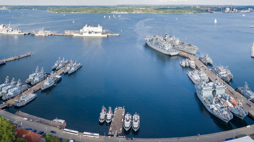 Diese Luftaufnahme zeigt den Marinestützpunkt Kiel während der Kieler Woche. Foto: Bun-deswehr/Martin Steffens