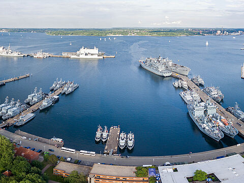 Diese Luftaufnahme zeigt den Marinestützpunkt Kiel während der Kieler Woche. Foto: Bun-deswehr/Martin Steffens