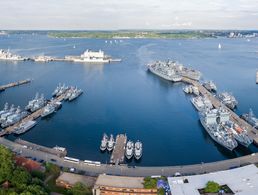 Diese Luftaufnahme zeigt den Marinestützpunkt Kiel während der Kieler Woche. Foto: Bun-deswehr/Martin Steffens