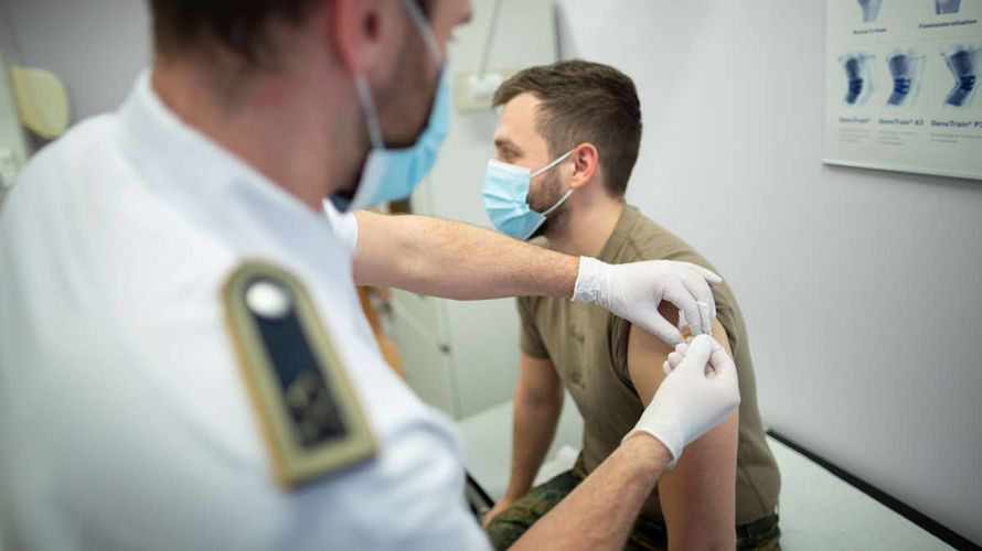 Die Duldungspflicht für Soldaten bei herkömmlichen Basis-Impfungen (z.B. Tetanus und Diphtherie) gilt bisher nicht für die Immunisierung gegen COVID-19. Foto: Bundeswehr/Tom Twardy