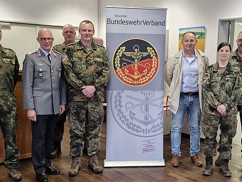 Oberst i.G. Andreas Chacón-Blasquez (2.v.l.) mit Teilnehmern der Veranstaltung. Foto: DBwV   