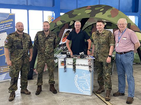 Vorsitzender Hauptfeldwebel Eugen Kass (2 von links) repräsentierte beim Sommerfest der Flugbereitschaft erstmals mit seinem Team die DBwV Basisarbeit. Foto: DBwV