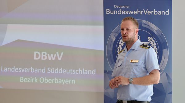 Major Daniel Brunner hat mit einem umfangreichen Programm das Ziel seiner ersten Tagung als Bezirksvorsitzender erreicht. Foto: DBwV/Ingo Kaminsky