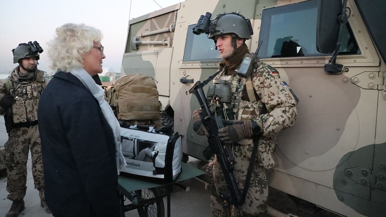 Im nordirakischen Erbil informierte sich Verteidigungsministerin Christine Lambrecht über die Mission Capacity Building Iraq. Foto: Bundeswehr