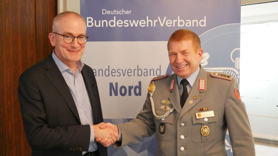 Till Walther (links) wurde vom Tagungsleiter Stabsfeldwebel a.D. Gerd Dombrowski begrüßt. Foto: DBwV