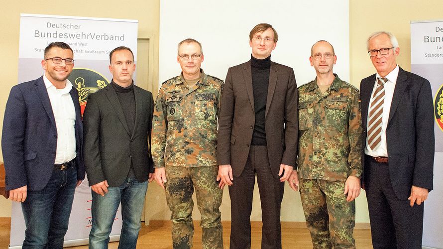 MdL Marc Speicher, M d.R. Hendrik Krause, BrigGen Stefan Geilen, Prof. Sönke Neitzel, Hptm Uwe A. Kammer, MdL Günter Heinrich, Vizepräsident des saarländischen Landtages Foto: StoKa Saarlouis