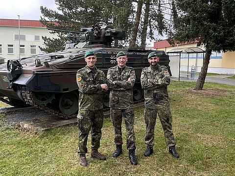 In der Bad Salzunger Werratal-Kaserne: Oberstleutnant Marcel Bohnert (v.l.n.r.) mit Oberstleutnant Jan Cihar, Kommandeur des Panzergrenadierbataillons 391 und dessen Stellvertreter, Oberstleutnant Andreas Trozowski. Foto: TruKa DBwV Bad Salzungen