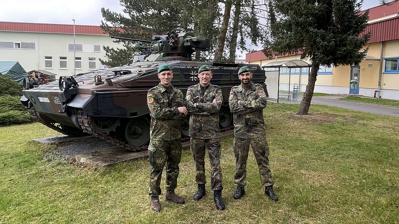 In der Bad Salzunger Werratal-Kaserne: Oberstleutnant Marcel Bohnert (v.l.n.r.) mit Oberstleutnant Jan Cihar, Kommandeur des Panzergrenadierbataillons 391 und dessen Stellvertreter, Oberstleutnant Andreas Trozowski. Foto: TruKa DBwV Bad Salzungen