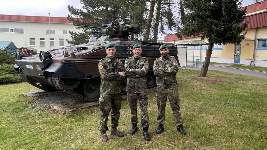 In der Bad Salzunger Werratal-Kaserne: Oberstleutnant Marcel Bohnert (v.l.n.r.) mit Oberstleutnant Jan Cihar, Kommandeur des Panzergrenadierbataillons 391 und dessen Stellvertreter, Oberstleutnant Andreas Trozowski. Foto: TruKa DBwV Bad Salzungen