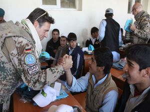 Ein ehrenamtlicher Mitarbeiter: Stabsfeldwebel Sascha Dosoudil besucht die Paghman-Schule in Afghanistan. Foto: Lachen Helfen e.V.