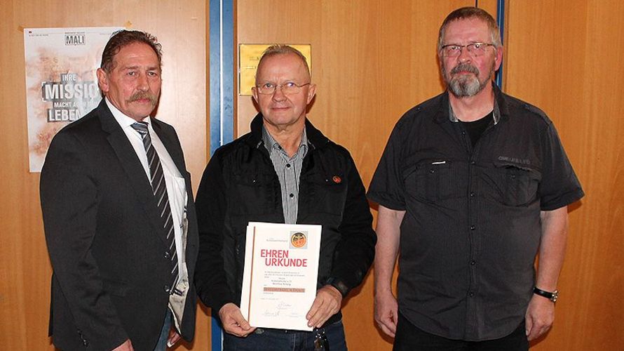 Eine besondere Auszeichnung erhielt Stabsfeldwebel a.D. Matthias Scherg (Mi.) Foto: KERH Unterer Niederrhein