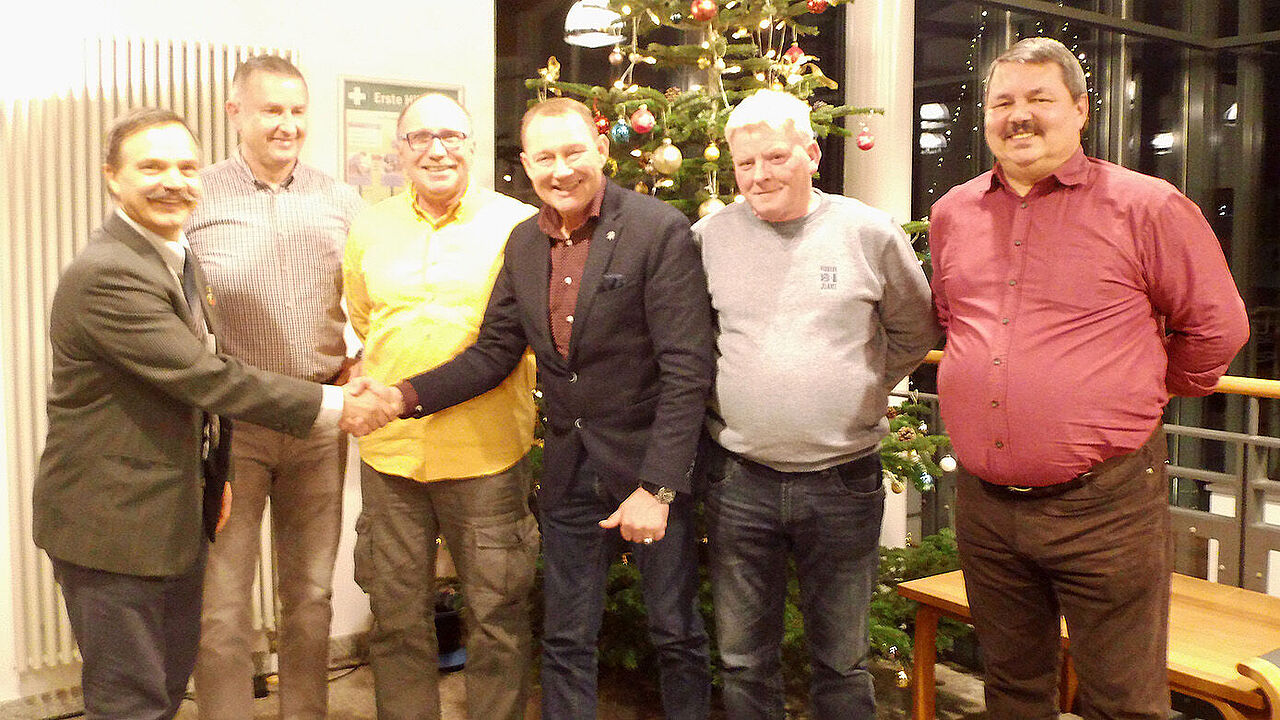Wiedergewählter Vorstand: Hptm d.R.Steffen Braun (v. l.), SB d.R. Rainer Riedel Schriftführer, KL Michael Remke Kassenführer, Händedruck mit Vorsitzender KERH Stralsund SB d.R. Rüdiger Schülke, OSB d.R. Klaus Hofmann Beisitzer und SB a.D. Dietmar Wollert, zweiter Vorsitzender. Foto: Privat/Schülke