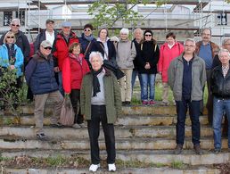 Die Angehörigen der KERH Wetzlar vor dem altehrwürdigen Flughafenempfangsgebäude (Foto: Walter-Hubert Schmidt)