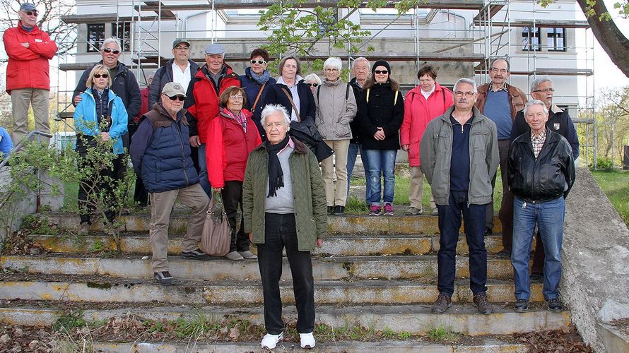 Die Angehörigen der KERH Wetzlar vor dem altehrwürdigen Flughafenempfangsgebäude (Foto: Walter-Hubert Schmidt)