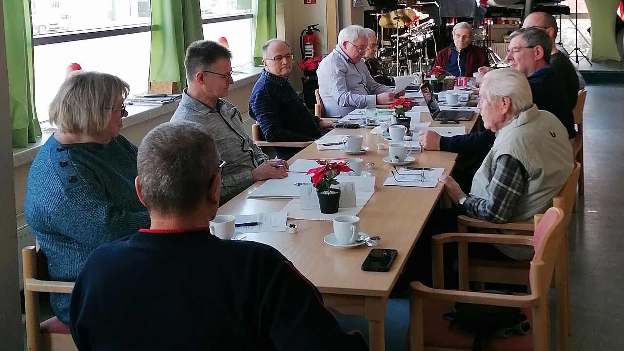 Interessiert verfolgte die anwesenden Mitglieder der sKERH Cottbus die Ausführungen des Vorsitzenden sowie des Bezirksvorsitzenden bei der Mitgliederversammlung. Foto: Hartmut von Steimker