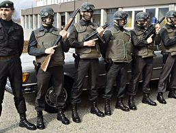 Dieses Bild von 1979 zeigt Ulrich Wegener (l.) mit der Spezialeinsatztruppe der GSG 9. Der "Held von Mogadischu" starb am 28. September im Alter von 88 Jahren. Foto: picture alliance
