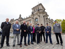 Der stellv. Bundesvorsitzende Oberstleutnant Marcel Bohnert (rechts) nahm gemeinsam mit Einsatzveteranen an der Bundestagsdebatte zum Veteranentag teil. Foto: DBwV/Yann Bombeke 