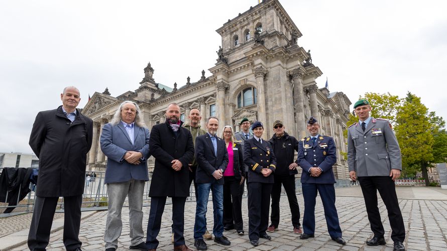 Der stellv. Bundesvorsitzende Oberstleutnant Marcel Bohnert (rechts) nahm gemeinsam mit Einsatzveteranen an der Bundestagsdebatte zum Veteranentag teil. Foto: DBwV/Yann Bombeke 