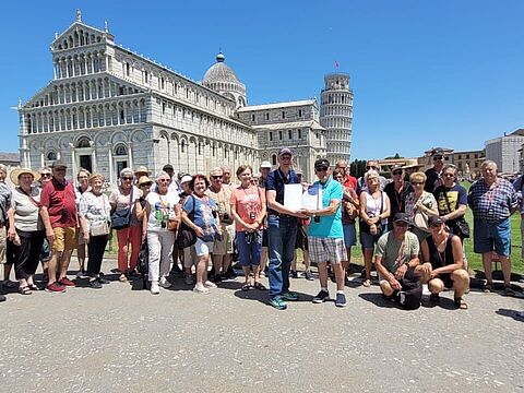 Die Reisegruppe in der Toskana, wo am schiefen Turm von Pisa Willi Arens die Ehrung für 60 Jahre Mitgliedschaft im DBwV an Hauptmann a.D. Erwin Vogl überreichte. Foto: Rainer Rathmann
