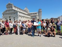 Die Reisegruppe in der Toskana, wo am schiefen Turm von Pisa Willi Arens die Ehrung für 60 Jahre Mitgliedschaft im DBwV an Hauptmann a.D. Erwin Vogl überreichte. Foto: Rainer Rathmann