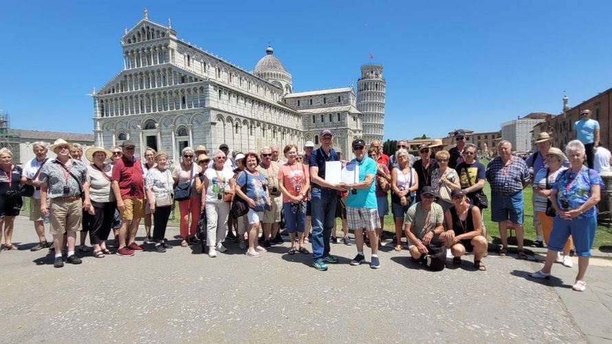 Die Reisegruppe in der Toskana, wo am schiefen Turm von Pisa Willi Arens die Ehrung für 60 Jahre Mitgliedschaft im DBwV an Hauptmann a.D. Erwin Vogl überreichte. Foto: Rainer Rathmann