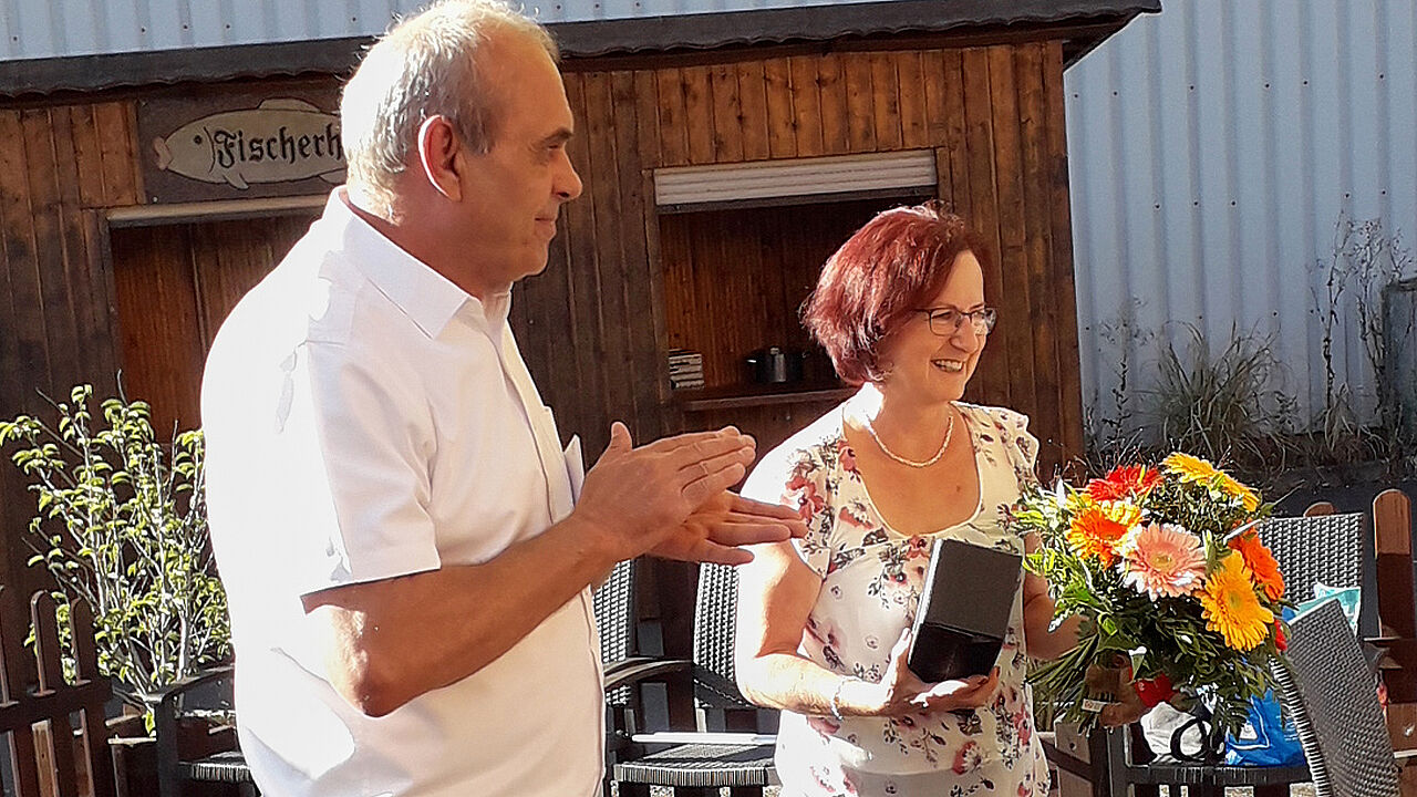 Die Mitglieder der sKERH Nordschwarzwald bedanken sich bei der Ehefrau von Stabsfeldwebel a.D. Klaus Maier für die Unterstützung der Verbandsarbeit. Foto: Uwe Kloppot