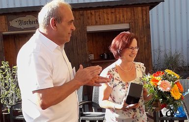 Die Mitglieder der sKERH Nordschwarzwald bedanken sich bei der Ehefrau von Stabsfeldwebel a.D. Klaus Maier für die Unterstützung der Verbandsarbeit. Foto: Uwe Kloppot
