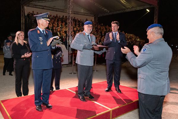 Auf der Bühne (von links): Der stellvertretende Generalinspekteur der Bundeswehr, Generalleutnant Andreas Hoppe, Generaloberstabsarzt Dr. Baumgärtner und der Parlamentarische Staatssekretär Thomas Hitschler. Foto: Bundeswehr/Helmut von Scheven
