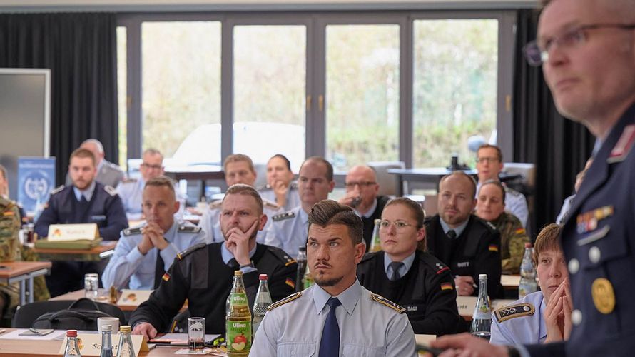 Über 40 Personalbearbeiter kamen zur S1-Tagung des Landesverbands Süddeutschland nach Giengen, um sich über Personalmanagement, Suchtprävention und SAZV sowie die Arbeit des DBwV zu informieren. Foto: DBwV/Kaminsky