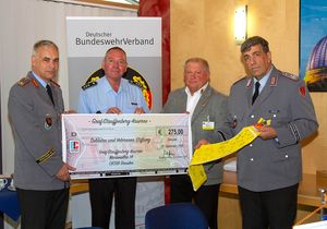 Scheckübergabe an die SVS, v.l.n.r. Brigadegeneral Hein, Hptm a.D. Köpsel,  StFw a.D. Volkmar Rehn, OTL Ralf Bliefert. Foto: OSH/Schöne