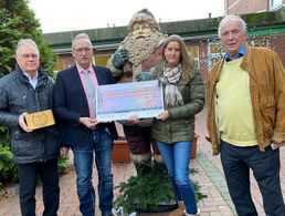 Bei der Spendenübergabe in Hamburg (v.l.n.r.): Oberstabsfeldwebel a.D. Harald Schrader (Stv. Stiftungsvorsitzender), Uwe Schenkel, Bettina Porath und Oberstabsbootsmann a.D. Karl Heid (Stiftungsvorsitzender). Foto: DBwV