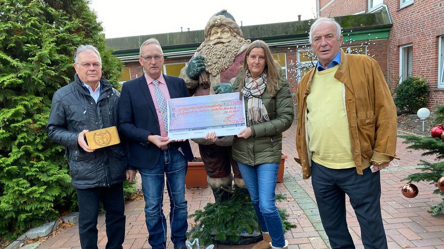 Bei der Spendenübergabe in Hamburg (v.l.n.r.): Oberstabsfeldwebel a.D. Harald Schrader (Stv. Stiftungsvorsitzender), Uwe Schenkel, Bettina Porath und Oberstabsbootsmann a.D. Karl Heid (Stiftungsvorsitzender). Foto: DBwV