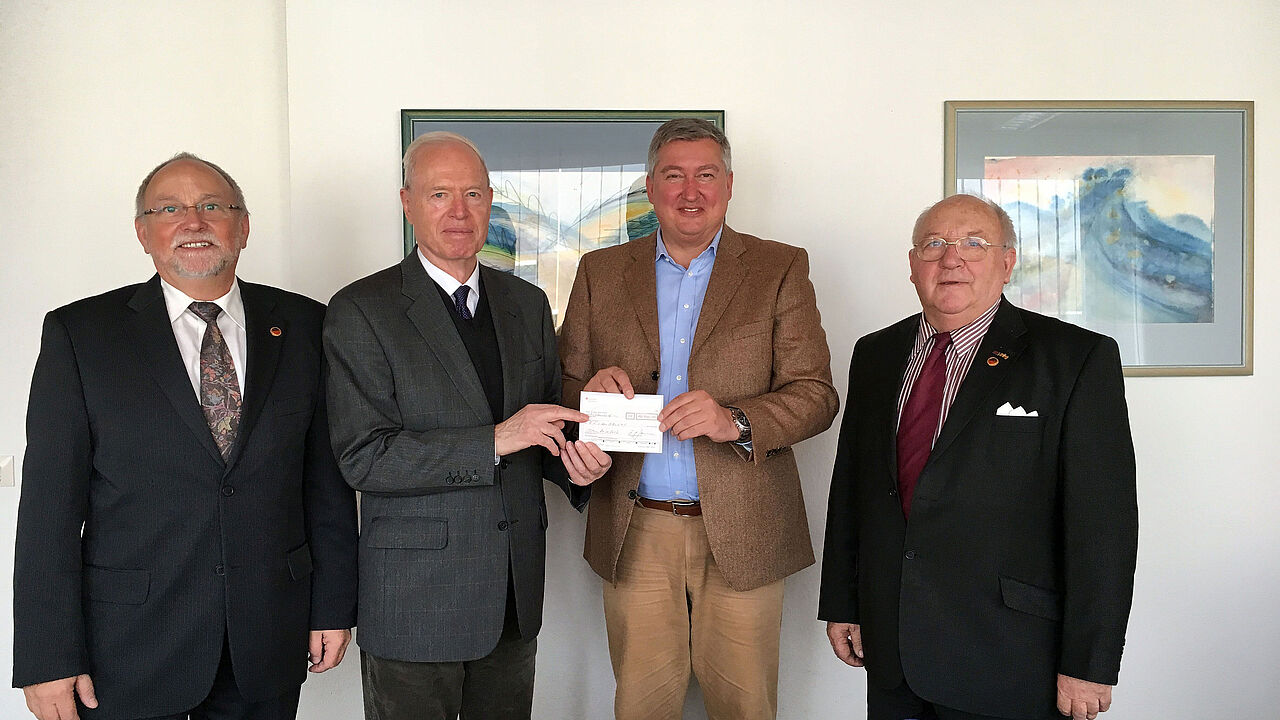 Bei der Spendenübergabe: Harald Schmitt, Albrecht Schwabe, Thomas Behr, Heinz-Günter Jansen.