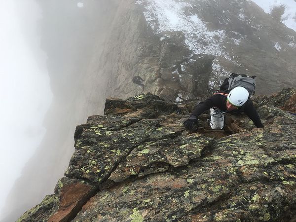 Ein Heeresbergführer-Anwärter erklettert den Südost-Grat der Bliggspitze (3454 Meter). Foto: Gebirgsjägerbrigade 23/Johannes Schwegler