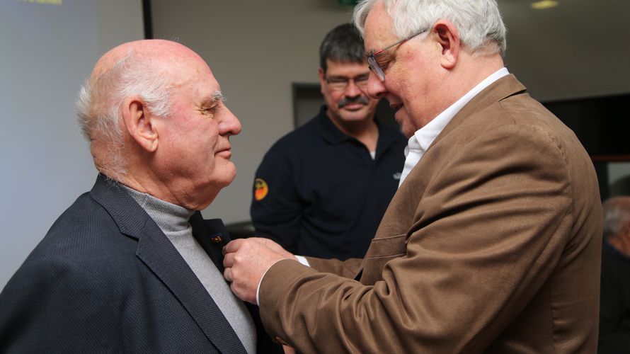 Hauptmann a.D. Jürgen Ferger (links) erhält von Oberstleutnant a.D. Bernd Kraft die Anstecknadel, Stabsfeldwebel a.D. Dirk Siebert (Mitte) hatte zuvor die Treueurkunde. Foto: wh      