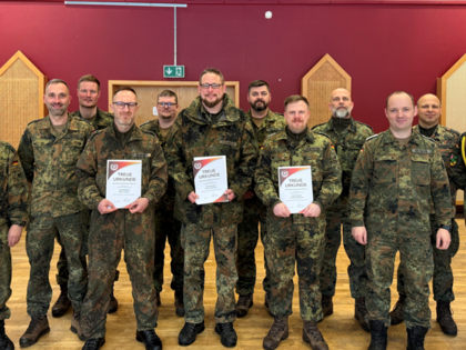 Vorstand und Geehrte nach der Sitzung. Foto: LV Nord