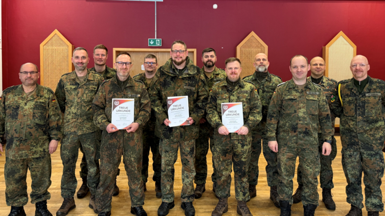 Vorstand und Geehrte nach der Sitzung. Foto: LV Nord