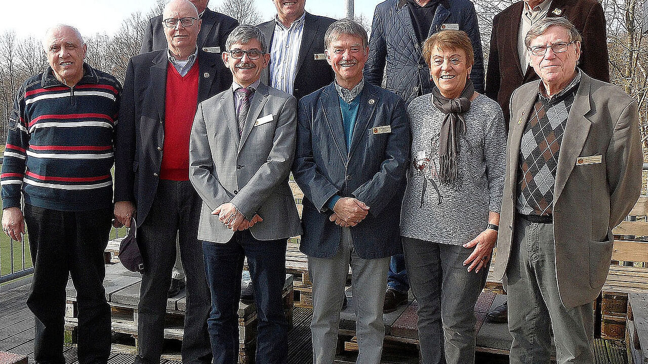Der neue Vorstand der KERH: vordere Reihe: Heribert Reinartz, Andreas Schnellbach, Holger Zaffke, Walter Friedhoff, Irmgard Gronau, Bernd Hasenclever (v.l.n.r.) hintere Reihe: Uwe Börner, Jürgen Boes, Nils Köhler, Klaus Brandt (v.l.n.r.)  Es fehlen Johann
