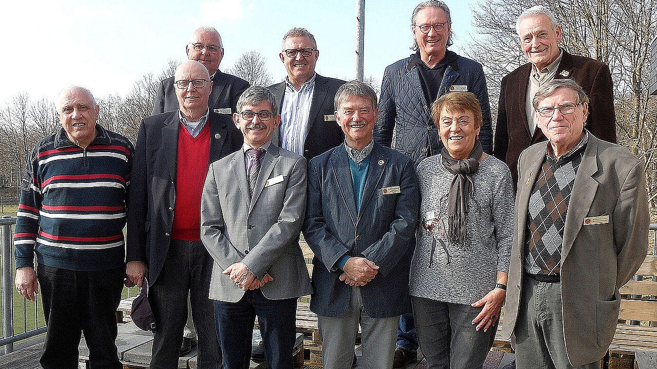 Der neue Vorstand der KERH: vordere Reihe: Heribert Reinartz, Andreas Schnellbach, Holger Zaffke, Walter Friedhoff, Irmgard Gronau, Bernd Hasenclever (v.l.n.r.) hintere Reihe: Uwe Börner, Jürgen Boes, Nils Köhler, Klaus Brandt (v.l.n.r.)  Es fehlen Johann