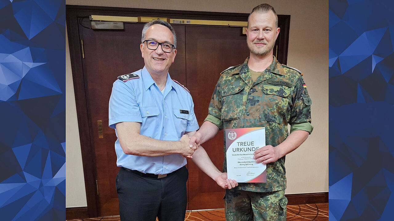 Zeitlich passend zu seiner Wiederwahl als TruKa-Vorsitzender beging Oberstabsfeldwebel Ronny Schlenzig (r.) auch sein 25-jähriges „DBwV-Jubiläum“. Die Urkunde überreichte der Bezirksvorsitzende Oberstleutnant Michael Schwab. Foto: Heiko Schäfer