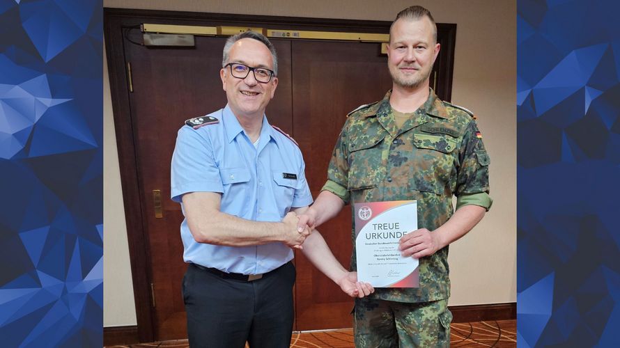Zeitlich passend zu seiner Wiederwahl als TruKa-Vorsitzender beging Oberstabsfeldwebel Ronny Schlenzig (r.) auch sein 25-jähriges „DBwV-Jubiläum“. Die Urkunde überreichte der Bezirksvorsitzende Oberstleutnant Michael Schwab. Foto: Heiko Schäfer