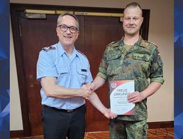 Zeitlich passend zu seiner Wiederwahl als TruKa-Vorsitzender beging Oberstabsfeldwebel Ronny Schlenzig (r.) auch sein 25-jähriges „DBwV-Jubiläum“. Die Urkunde überreichte der Bezirksvorsitzende Oberstleutnant Michael Schwab. Foto: Heiko Schäfer