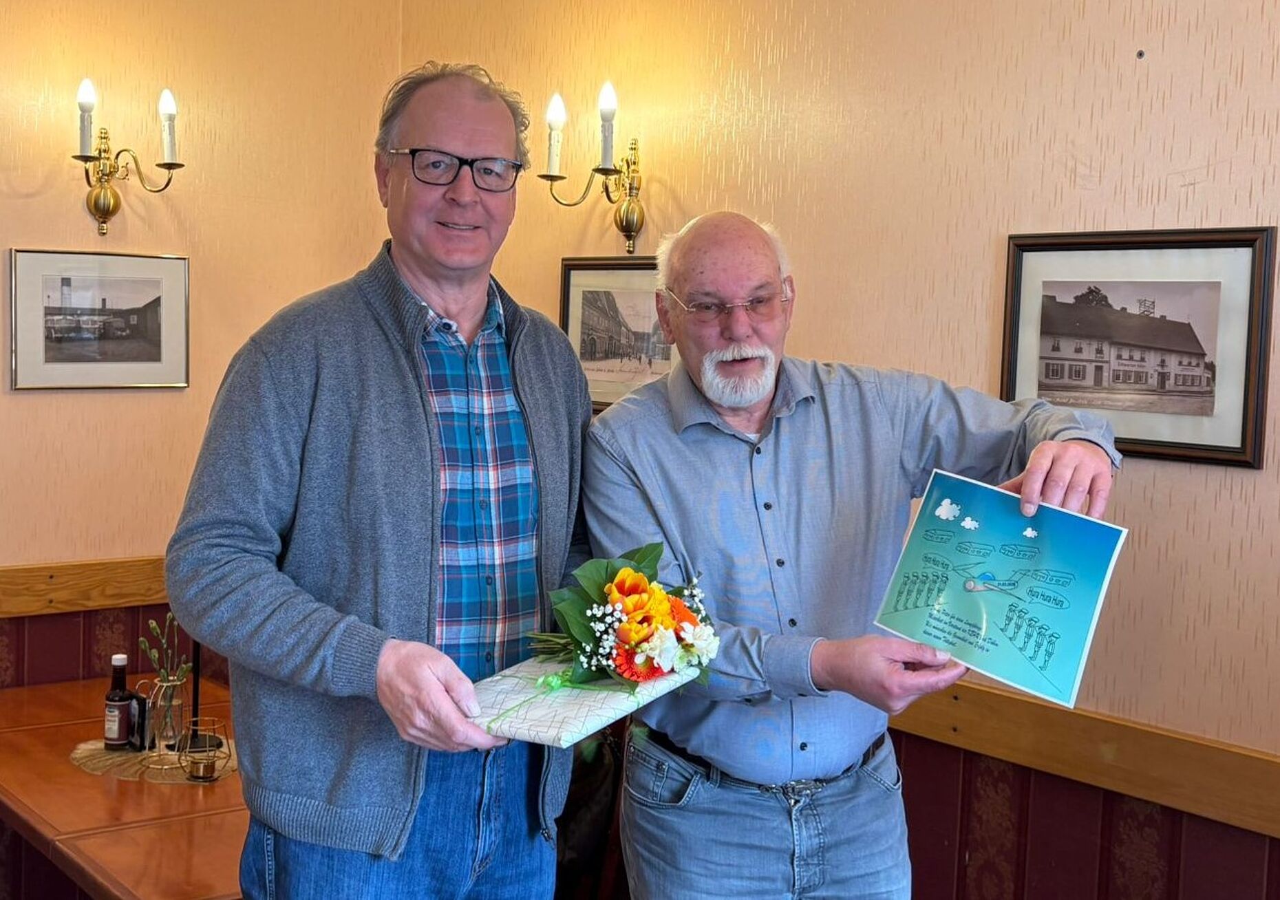 Über viele Jahre engagierte sich Stabsfeldwebel Peter Goldammer im Vorstand der sKERH Bad Düben, der nach seinem Ausscheiden vom Vorsitzenden Andreas Patzelt ein kleines Geschenk erhielt. Foto: Andreas Patzelt